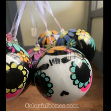 Load image into Gallery viewer, Calaveritas hand painted ornament